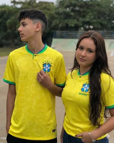 Torcedores com a camisa do Brasil